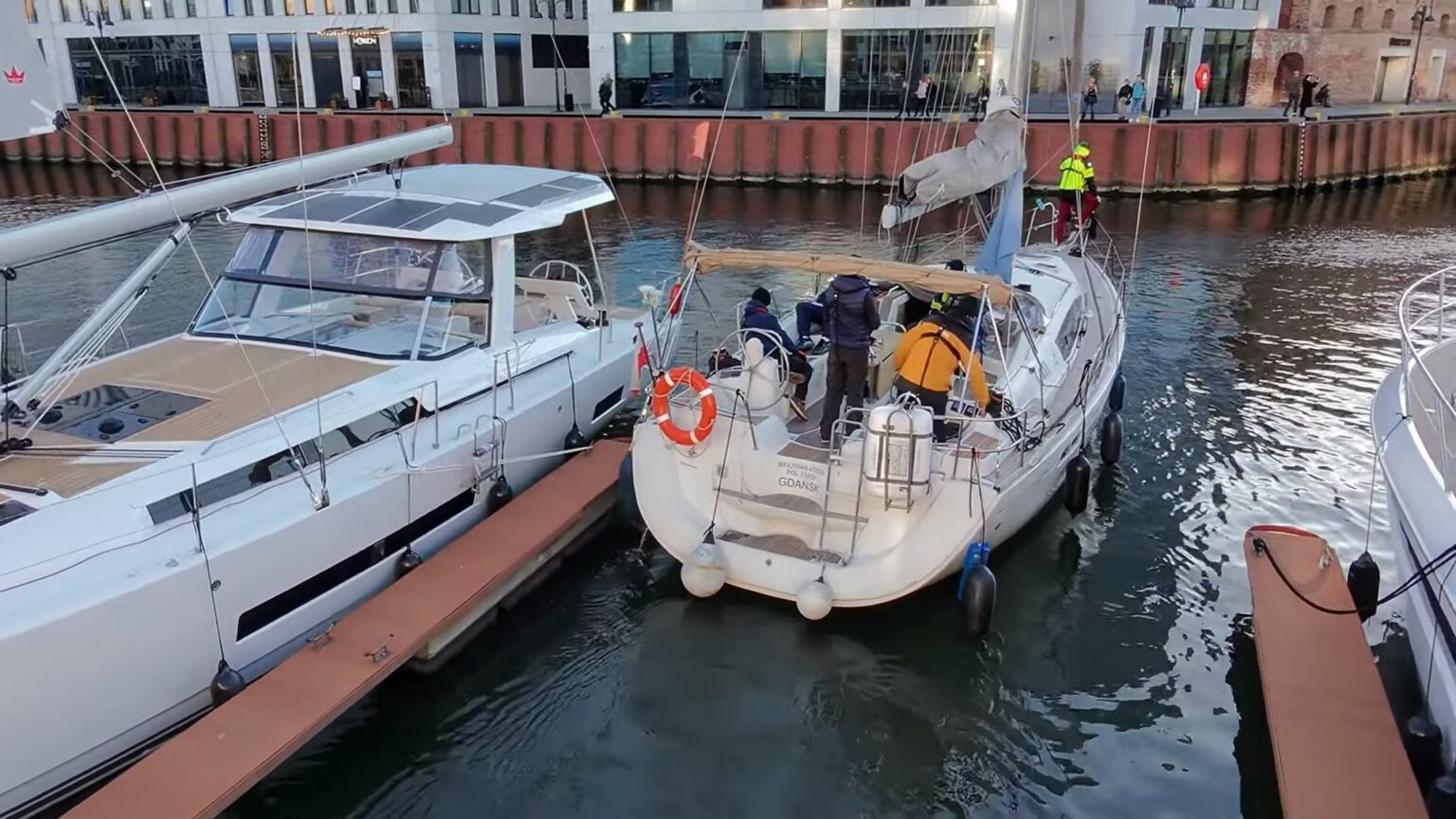 Załoga na morskim jachcie żaglowym podczas szkolenia z manewrów w marinie Gdańsk