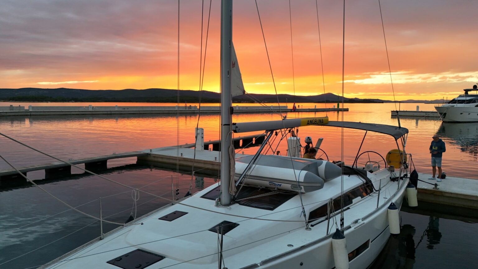 Zachód słońca na jachcie żaglowym w porcie w Chorwacji