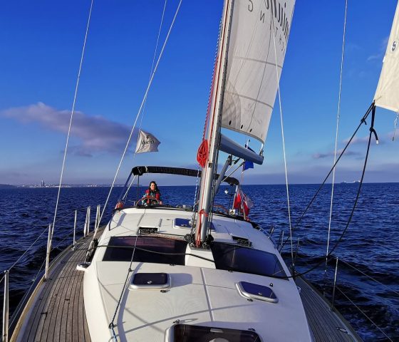 Żegluga na morskim jachcie żaglowym podczas kursu na patent jachtowy sternik morski na Zatoce Gdańskiej