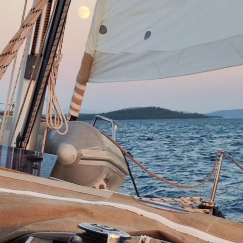 Żeglowanie na jachcie w Chorwacji przy blasku księżyca.